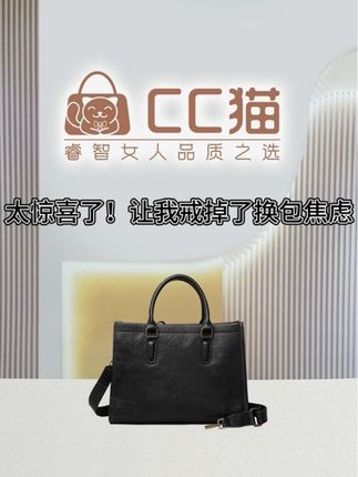 秋天总让人想慢下来 这个季节天生适合被温暖的事物包裹—— 比如一件风衣,一杯咖啡🤎 ——比如身上这只黑色托特包#小众设计感 #简约百搭 #低调奢华 #秋冬穿搭 #真皮女包