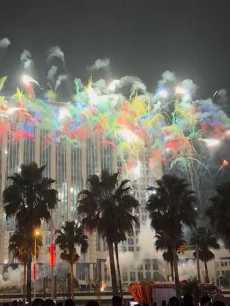 贵州镇宁烟花秀 烟花虽短,却映照出盛世长卷;光芒易逝,却铭刻着国泰民安。愿这瞬间的绚烂,化作永恒的祝福——祖国繁荣昌盛,人民幸福安康!#镇宁烟花秀 #2026烟花