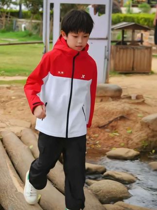 #我要上热门 想要给孩子买一件既能防风又能保暖的衣服吗?那就来看看这件特步儿童三防风衣吧!它是专为活泼好动的孩子设计的,不仅防风还防水,而且里面的绒毛非常柔软舒服,穿上身很暖和,特别适合现在这个季节穿#秋冬穿搭 #冲锋衣 #高品质童装 #谁穿谁好看