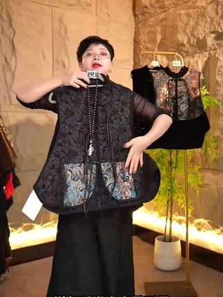 中式国风盘扣提花马甲女刺绣拼接显瘦洋气马夹外套背心坎肩。#复古风穿搭 #女性穿搭 #优雅气质 #刺绣马甲 #马甲外套