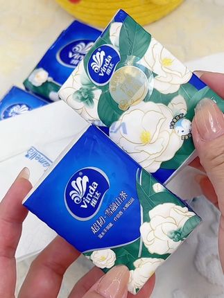 姐妹们,快来薅一个维达的大羊毛!新品山茶花香手帕纸一出就爆单了,清新淡雅的山茶花香真的太戳我了!纸质厚实又亲肤,还是四层加厚的原生木浆纸,不含荧光剂,湿水后像条小丝巾一样柔软,而且还是这个价格,你们也赶紧去囤几提吧!维达的品质不用多说!#手帕纸#便携式手帕纸