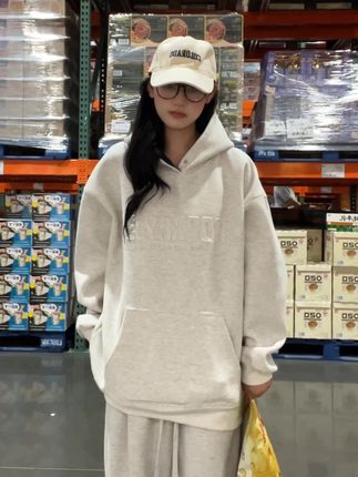 上身敲有氛围感的钢印字母连帽卫衣!基础款百搭不挑人~#卫衣 #卫衣穿搭 #秋冬穿搭 #男女同款 #秋季新款
