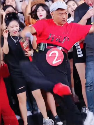 网红万元户大叔挑战大舞台,木森直呼月赛前三稳了#舞台无处不在 #木森大舞台 #高手在民间 #防臭袜 #嗨翻全场