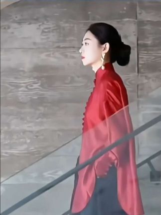 #早秋姐感穿搭气质顶满#早秋𣎴费力显贵穿搭#早秋穿搭公式来了#入秋的笫一件流光单品#中式国风盘扣中长款衬衫