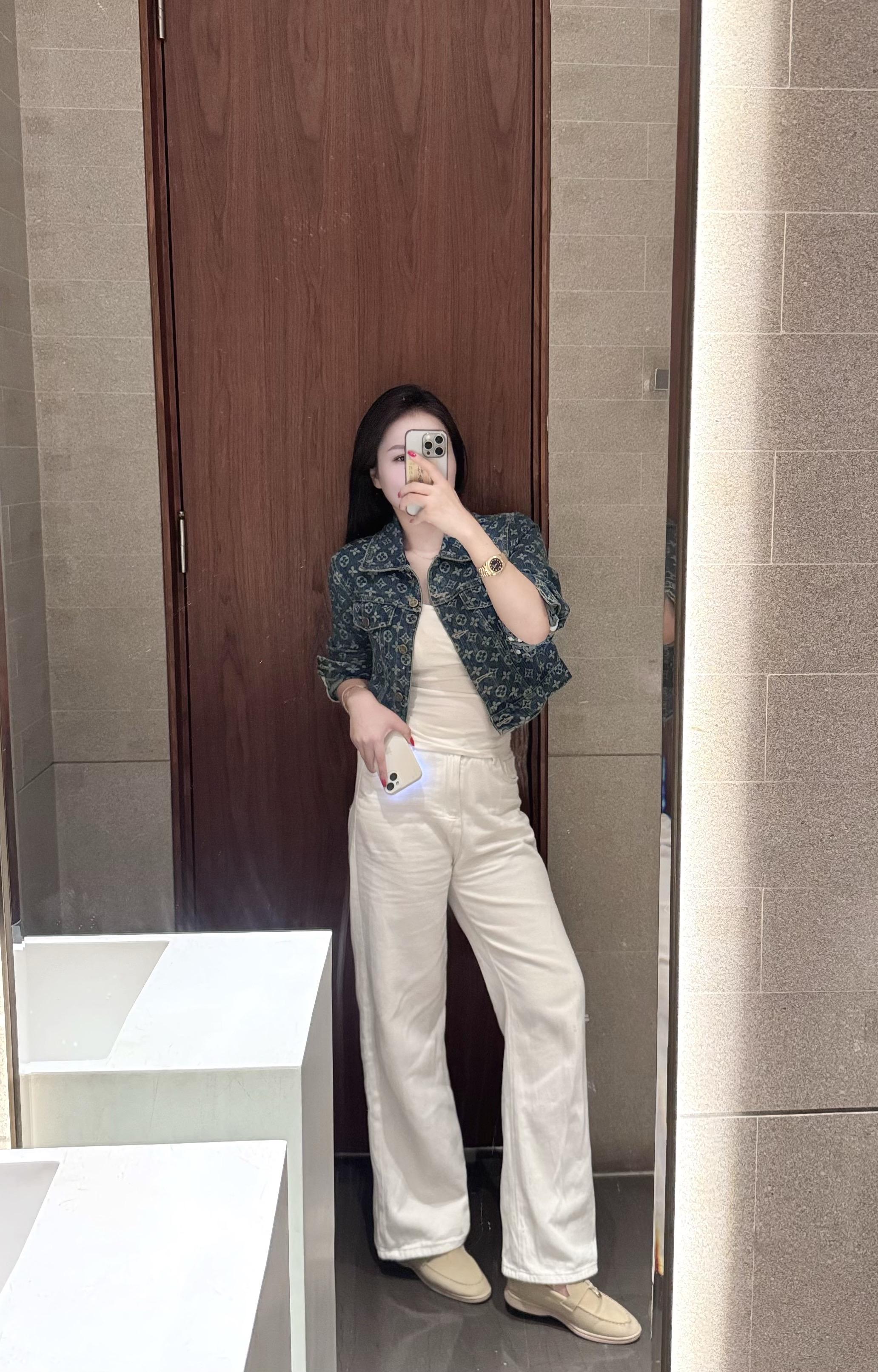 姐妹们都在问的牛仔裤,面料是软而有型, 版型超级好, 超级好穿~ 强烈推荐👍! 我已经穿N次了~ 完全不像几十块钱的,秋冬季节搭配毛衣, 喜欢闭眼入吧#牛仔裤搭配