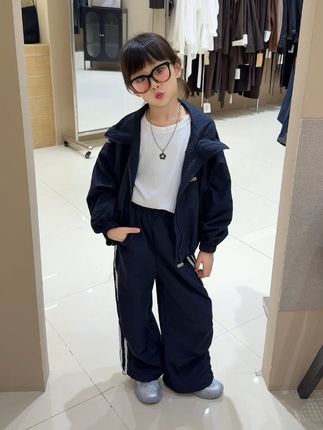 再也不用抱着了 可以一起吃饭 一起逛街一起拍视频 关键还经的起挨骂 骂完还跟你最好 是我的女儿 在某种意义上更像是我行影不离的好朋友 #我的女孩👧🏻 #生女儿就是用来打扮的 #潮童穿搭 #高品质童装 #骗你生女儿