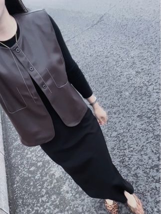 “时间真是个好东西,让我们把该看清的都看轻了,镜子照人,却照不了人心,所有关系,值得就好,这世间人来人往车水马龙,愿我们还能做自己,不盲从…”