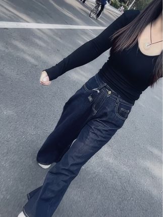“讨厌就讨厌呗,你的一句喜欢,又升华不了我的人,我根本不在乎 别人在背后怎么研究我, 我现在只在乎三件事,我的钱、我的健康,我内心的平静,保持快乐的秘诀 是无所谓,没必要.不至于!”#显高显瘦显腿长#穿搭#秋季穿搭 #牛仔裤