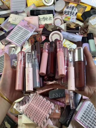 快快快！来呀～好多各种的化妆品多到都装不下了！ 早上7.30开始，什么美妆都有。公主们 快直接来拿！#平价彩妆 #假睫毛#唇釉#粉底液#粉饼