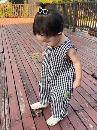 她需要我但我更需要她 从刚开始的抱着她 慢慢变成牵着她 从牵着她慢慢的变成跟着她 在我的一生里 被她需要的日子显得格外短暂 所以与其说陪伴她长大 不如说是她来到这个世界温暖了我#生女儿就是用来打扮的 #夏季穿搭 #高品质童装 #夏日穿搭