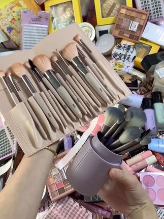 来拿来拿！这里的美妆也太多了吧！ 赶快冲啊！早上7.30开始，各种化妆品都有，速来 直接拿走！#平价彩妆 #眼影盘 #假睫毛#唇釉#散粉