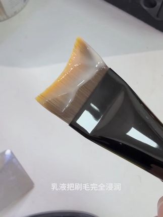 收到货可以先用水乳或者婴儿油进行开刷喔~后续上出来的底妆会比较服帖!#粉底刷 #粉刷推荐 #粉底刷使用方法 #底妆工具 #开刷