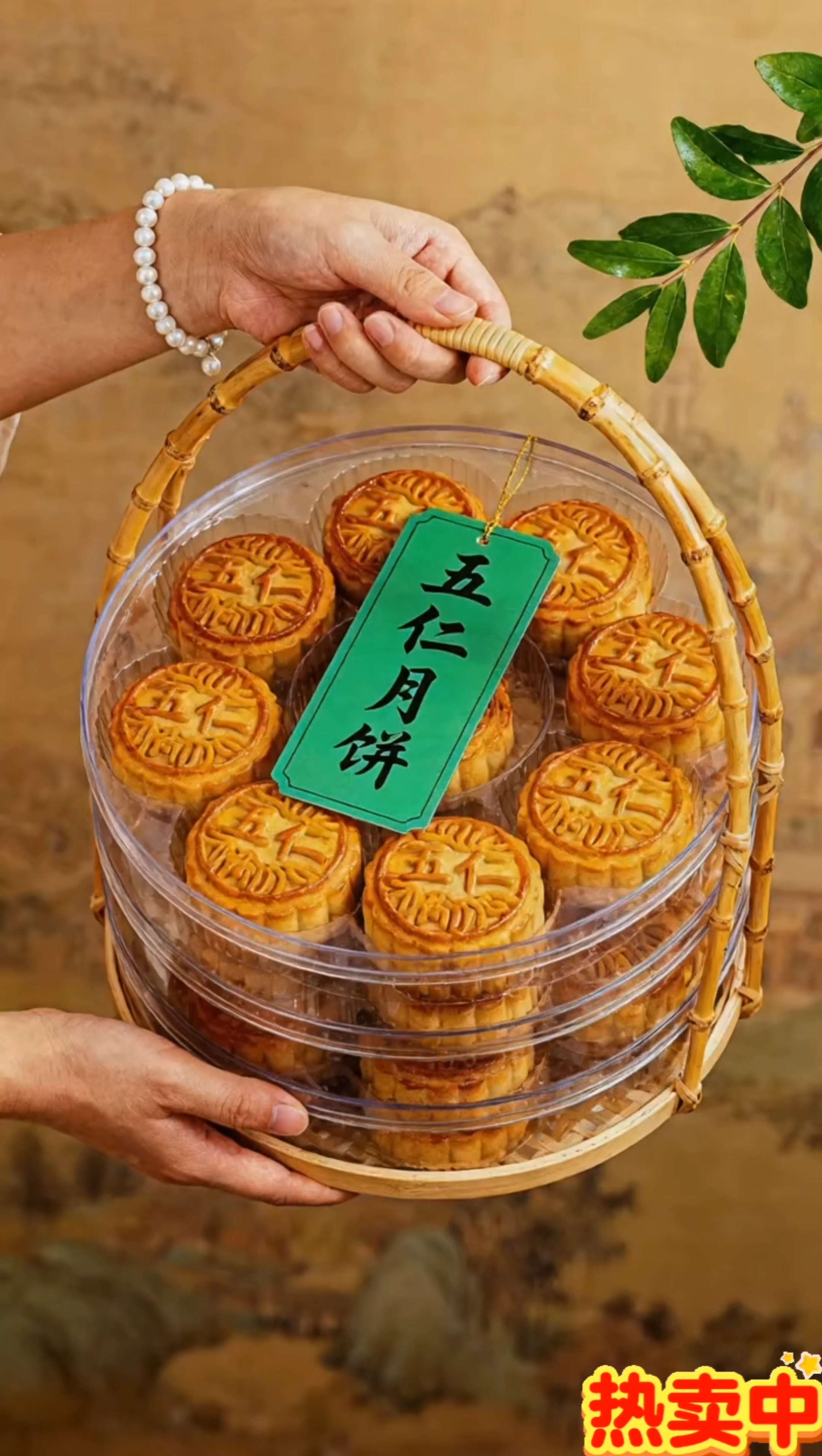 #月饼 #老式伍仁月饼 #甜品 #谁懂这一口的好吃程度 刚咬下伍仁月饼,酥皮先“簌簌”落着碎渣,下一秒核桃的脆感、杏仁的醇香、瓜子仁的嚼劲就铺满口腔,还裹着冬瓜糖那丝不齁甜的清爽,油润度拿捏得刚好。 这是老辈人念叨多年的传统滋味,每一口都藏着童年中秋的旧时光——全家围坐分食时,团圆的暖意会顺着饼香,悄悄漫进心里。