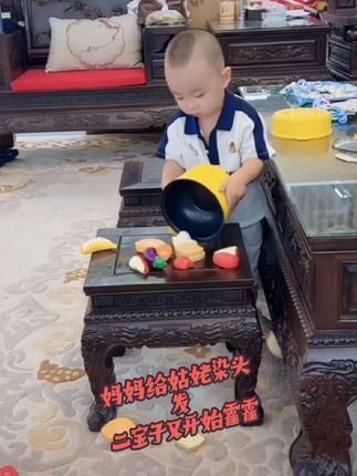 妈妈给姑姥染头发,二宝子又开始霍霍了😂泡泡染轻松盖白发还是套装系列,#泡泡染发剂真实测评 #遮盖白发 #在家染发推荐 #橱窗好物自己下单 #创作灵感