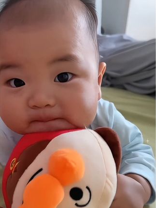 原来跳跳猪的功能不仅可以跳和录音,还有按摩功能呀。哈哈,小宝宝还挺会享受呢。#萌娃玩具 #网红跳跳猪 #好物推荐🔥