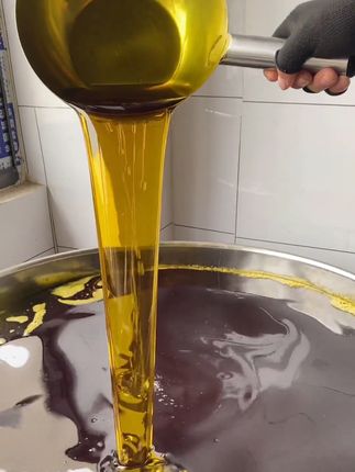 早早背着菜籽去县城压榨下菜籽油,走了一天路也好饿,菜籽油炒鸭就是我们贵州最美味的特产美食,美味又下饭,喜欢的可以买些尝尝~#下饭菜 #美食 #地道美食 #乡村味道 #菜籽油