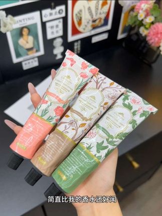 九块九到手三支,树皮手🪵一定要试试这款护手霜!每次用完手滑滑嫩嫩!闻起来温柔又清冷~#美妆 #强烈推荐 #种草 #平价好物 #护手霜