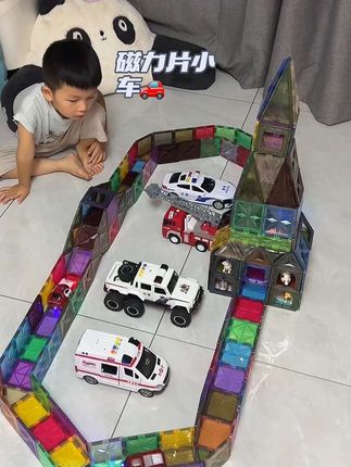 儿子可能觉得妈妈是个魔术师吧,磁力片搭配小汽车新玩法。娃都玩疯了,没想到小车不大但跑的很快#磁力片#磁力片玩法 #益智玩具 #儿童玩具