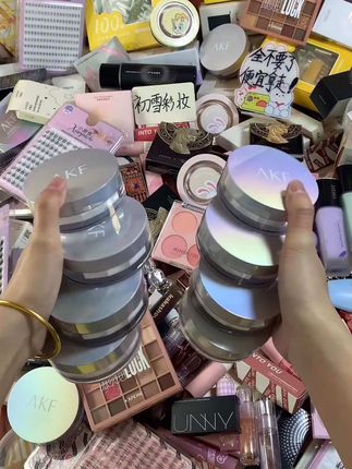 来来来！快来！这里好多的化妆品，都放不下了！ 速来拿！早上7.30开始，各种美妆都有。宝子们赶快 直接拿走！#平价彩妆 #粉底液 #粉饼 #假睫毛#唇釉