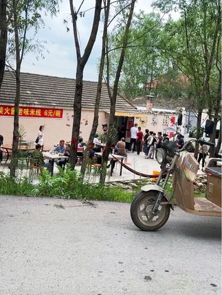 哎呦,恁恁真啃吃也,排队2小时吃碗6块钱米线