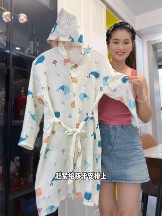 天热了空调房里,洗完澡温差大怕孩子感冒受凉,就得给孩子穿这种连帽#纱布浴巾 浴袍,洗完澡从头到脚一裹太方便了,平时还能当家居服真的很实用#母婴好物#儿童浴袍#面料柔软舒适#超便宜超划算
