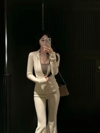 早秋季穿搭白色针织运动套装女上衣修身显瘦微喇休闲裤子套装#气质范 #气场全开 #休闲套装 #套装 #无限回购的宝藏单品