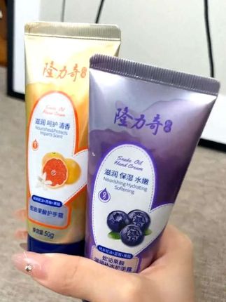 秋冬手干到起皮、摸起来剌手?试试隆力奇这老国货!蛇油润得深,果酸还能去老废角质,一抹就吸收不粘腻,用完手嫩得像刚剥壳的鸡蛋!#隆力奇蛇油果酸护手霜#蛇油护手霜#果酸护手霜#护手霜#小黎食满多