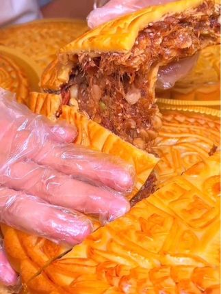 广式伍仁叉烧月饼,皮薄馅多口感好,大人小孩都爱吃#广式伍仁月饼 #伍仁叉烧月饼 #伍仁金腿月饼 #真材实料才能做出好味道 #传统糕点