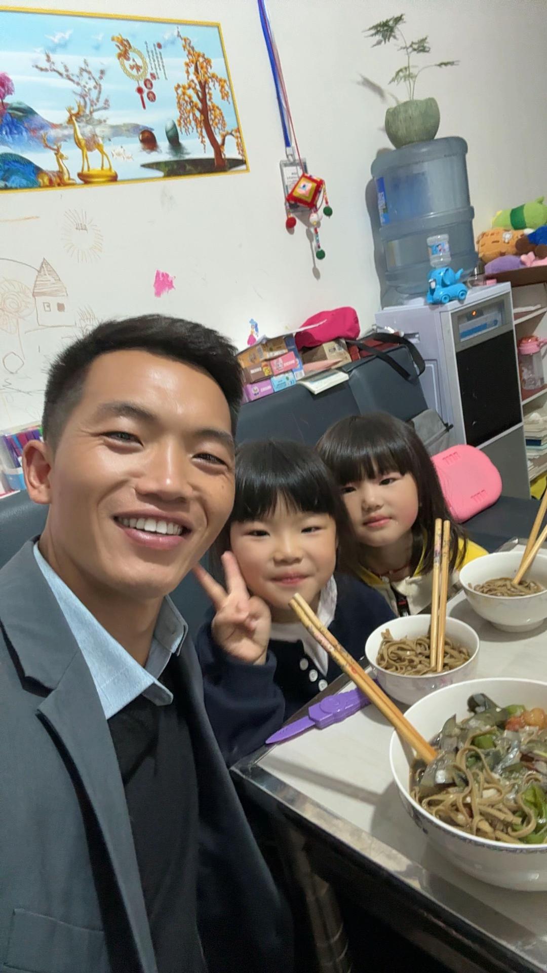 音乐是优美的,画面是幸福的,为什么看着看着眼泪就掉下来了。#家有儿女 #纪录美好生活 #爸爸的小棉袄 #父女组合 #快乐是一种心态开心就是幸福