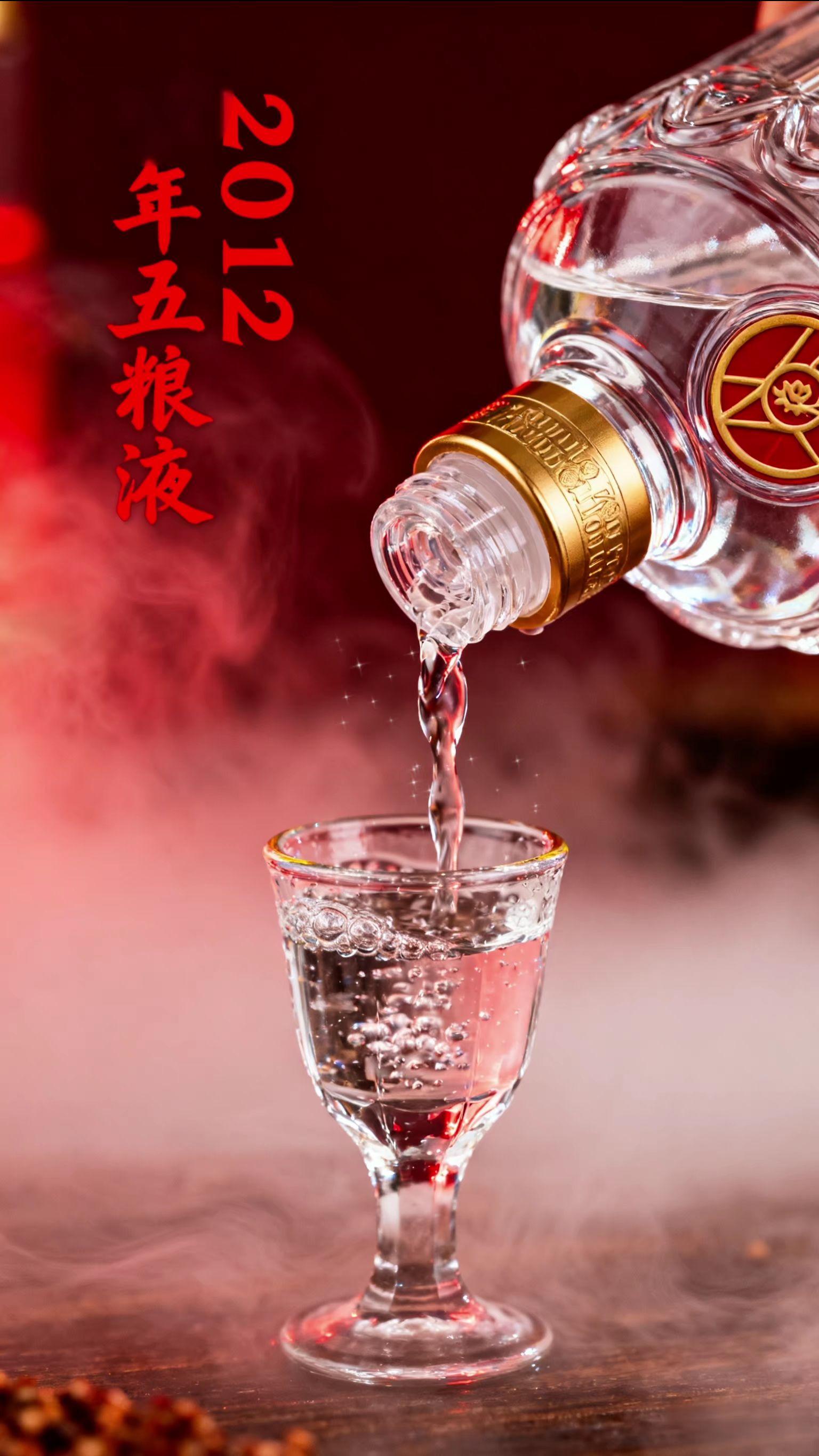 1. 中秋月满,五粮情长——五粮液敬团圆。中秋送礼,选的是品质,更是心意。五粮液作为浓香型白酒的“国家队”,其水晶瓶身与红金配色自带辨识度,是社交场合的“硬通货”。无论是商务往来彰显诚意,还是孝敬长辈传递尊崇,一瓶五粮液,既承载着“和美”的文化底蕴,也代表着无可挑剔的品味与尊重。#五粮液#高档白酒#白酒推荐 #中秋送礼首选 #抖音推广