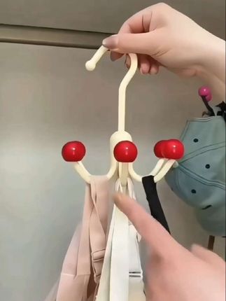 这个超可爱的多巴胺旋转挂钩谁不爱啊!多巴胺色系可爱到心坎上,一次可以挂六件,挂在柜子里收纳内衣,吊带,帽子,包包啥的拿取也非常方便#挂钩 #多功能挂钩 #旋转挂钩 #收纳整理 #仙女必备