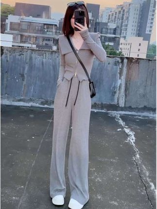 #我是又甜又酷的流光系少女 #初秋一周不重样穿搭 #早秋穿搭三分钟出门不是梦 #休闲减龄两件套 #谁穿谁好看系列