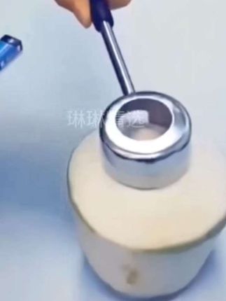 #创作灵感 吃椰子别再用菜刀切了,用这个小工具,只要轻轻插一插,就能轻松开椰子壳,快速又安全#方便 #好东西一起分享 #小物件大用处 #太方便了
