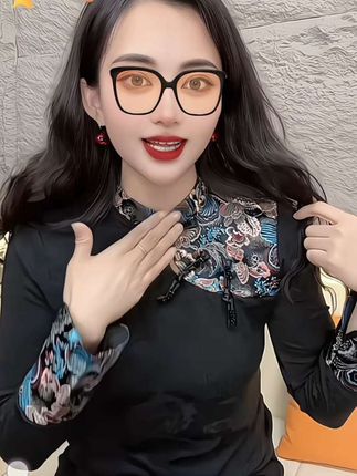 2025打底T恤,新款秋冬复古老花拼接工艺国风女装韩系宽松显瘦上衣#高级穿搭 #品味穿搭 #打底衫 #复古老花拼接国风上衣 #谁穿谁好看特别有女人味