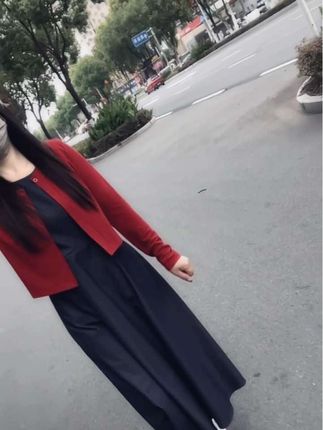 当你把人性看透了,你会变得不喜欢交朋友。 曾经你对谁都很热情,可后来你会发现对别人再好,都不如对别人有用!真诚换来的是算计,热情换来的是冷漠。分享换来的是嫉妒,慢慢的也就不想拆穿了,不想伪装了。而是喜欢独处。所有呀还是好好爱自己吧 #显瘦穿搭