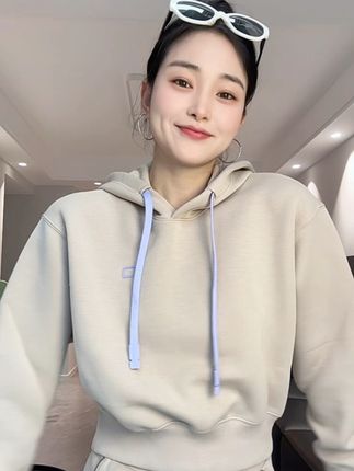 #蕉内 小短款卫衣也太有活力太好看了,秋冬单穿内搭都可以,#秋冬穿搭 #休闲减龄穿搭 #连帽卫衣 #卫衣