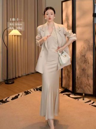 无艳一禾【米兰达】静奢缎面西装外套+珠片吊带裙度假套装女#高级感穿搭 #轻奢女装 #气质女神范儿 #原创设计师品牌女装 #早秋冷冽又随性的气质穿搭