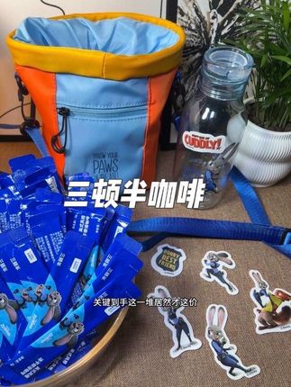 三顿半你真会啊,竟然和疯狂动物城合作了,整整60杯冻干即溶咖啡,还送圆形随行包,漫游瓶,果冻贴纸,掐指一算这也划算了吧#三顿半 #疯狂动物城 #即溶咖啡
