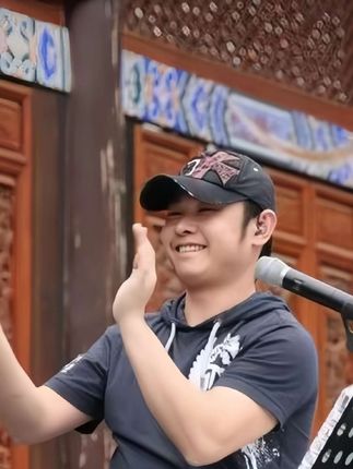 朋友们,你们喜欢听刀郎的歌吗?这个是刀郎的车载音乐U盘,里面都是它的经典歌曲,而且音质特别棒!它是无损压缩格式的,可以让你享受到高品质的音乐。不管是自驾游还是上班开车的时候都可以用它,让旅途更加轻松愉快。这么好的东西千万不要错过了,赶紧下单抢购吧!#刀郎#刀郎新歌 #刀郎经典歌曲