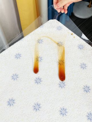 担心把家里桌布弄脏的,可以铺上一块透明软玻璃桌垫,不影响桌布原色,防水防油防烫#软玻璃桌垫 #好物推荐🔥 #防水防油防烫桌垫 #耐脏易打理 #结实耐用