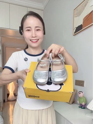 入秋必备~超洋气百搭的公主小皮鞋给女儿安排上了~软底软面不磨脚,上脚轻便舒服,搭配裤子裙子都好好看#小皮鞋 #女童穿搭 #儿童小皮鞋 #哎呦喂你鞋真好看 #秋季穿搭