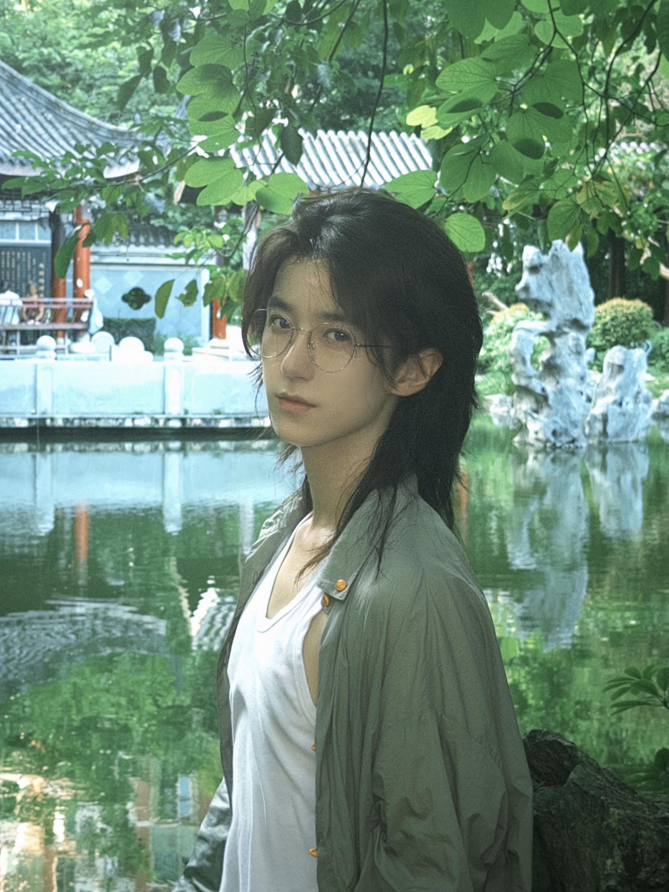 最近天气和你一样好。#绿色 #长发男生 #拍照 #生活碎片 #dazz