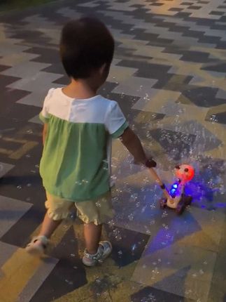 爸爸买的推推乐泡泡机真的太好玩了,宝宝走哪推哪,边推边出泡泡,还能锻炼平衡感#儿童玩具#泡泡机 #哄娃神器 #儿童手推泡泡机