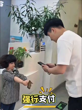 家里有个会理发的妈妈真幸福#小十三 #家有萌娃 #骗你生女儿 #护发精油喷雾 #护发