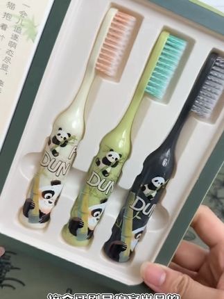 痕客出品的吨吨熊猫儿童牙刷,专为 6 到 15 岁打造,长头大头,抗菌刷丝,可爱手柄#抗菌刷丝