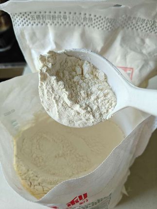 九星麦香,面面优 五得利九星面粉,取麦芯精磨,粉质白净细腻。揉面不黏手,发酵后暄软带嚼劲。蒸包子、擀面条、做点心都合适,入口是纯粹的麦香。20斤装够家用很久,厨房备着它,不管做啥面食都顺手,吃得踏实又暖心。#粮油米面 #面粉#五得利面粉#优质农产品#超便宜超划算
