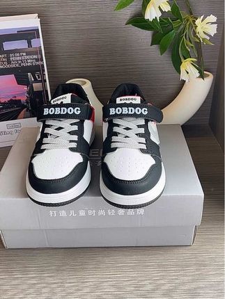 还在发愁给孩子买什么鞋子吗?快来看看这双巴布豆家的男女童都可以穿的时尚运动板鞋吧!它是软底防滑的设计,让孩子走路更稳当,而且非常耐磨,不用担心孩子穿上容易磨脚。它的面料也很不错,透气又舒服,穿着很轻便,无论是跑步还是日常出行都合适哦!#童鞋 #板鞋 #儿童板鞋 #儿童运动鞋