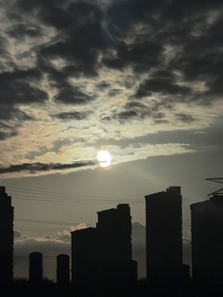 转场ing 太阳一点点落下来 看着远处的景色 总觉得只要没有抵达终点 就还是有未知的希望在