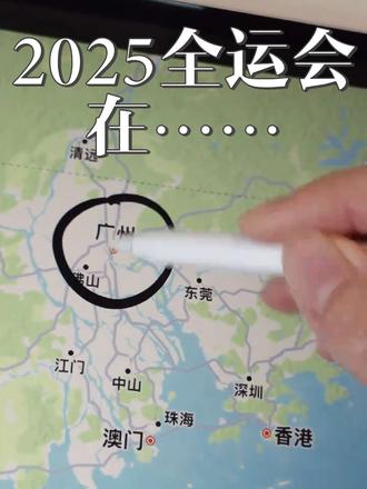 花1分钟证明我不是AI 灵感来自热爱本身,运动是一种热爱,绘画也是。插画比赛是画师们竞技的平台,运动会是运动员们超越自身极限的舞台。
运动员在擅长的领域不断刷新自己的个人最佳。
画师通过擅长的笔触讲述自己“看到”的故事。
故事应该是插画最重要的部分,作为图像语言,其本质还是一种语言,只要使用恰当,就能达到超越文字的存在。我之前总在想一幅画中夹带太多“故事”是不是好事,因为有的内容太小以至于很难被注意到,但不被注意到就意味着不该有故事吗?世界那么大,每个人不都有自己的一点故事吗?我一直相信叙事才是作品的灵魂,只是如何处理这个平衡点,是一个需要不断探索的过程。
这幅《拥抱热爱》以全运会为背景创作,因为举办地点为整个大湾区,所以构图将大湾区环抱在一起,围成爱的形状,再以港珠澳大桥相连,让整体更有连接感。希望每个真正有所热爱的人都能在属于自己的赛场上闪闪发光!将热爱具象化为一个新记录、一幅画、一句话或是一段故事。
#插画 #粤港澳大湾区 #2025全运会将在大湾区举办 #全运会 #插画比赛