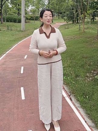 这世上,没有谁非谁不可,没有谁对谁一成不变,那些你曾经已为会一直陪伴你走下去的人,不知道何时就在路途中走散了,成年人的世界里,没有人能陪你一辈子,都是有期限的,每个人只能陪你走一段路,迟早是要分开的,就像花开有时,凋零也是必然,季节流转,不会为谁停留,人是容易变的,有时自己没变,对方变了,关系也就变了,这世界上,再好的感情,也是有保质期的,当关系的保质期临近时,所有被掩盖的裂痕都会一一浮现,曾经的无话不谈,如今却只是礼貌的寒暄,我们开始小心翼翼试探前行,即使彼此都在用为力挽留,但所谓的地久天长,终不敌岁月沧桑。